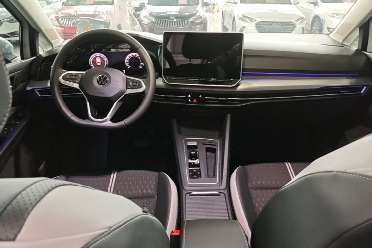 Volkswagen Golf 2025 car image #10