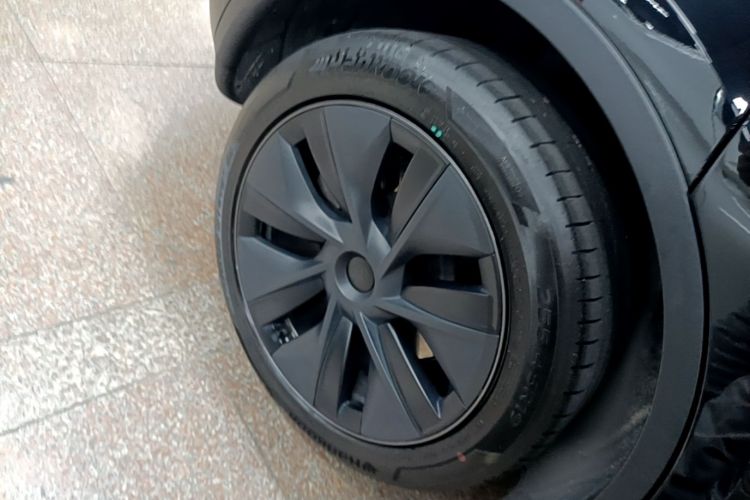 Tesla Model Y 2024 immagine di auto #10