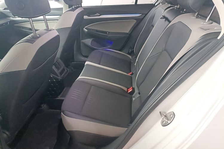 Volkswagen Golf 2021 car image #17