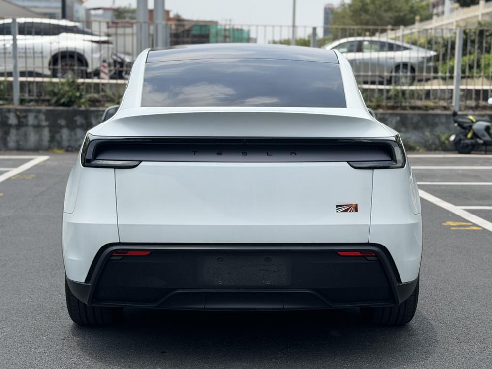 Tesla Model Y 2025 #5 Tesla Model Y 2025 car image #5