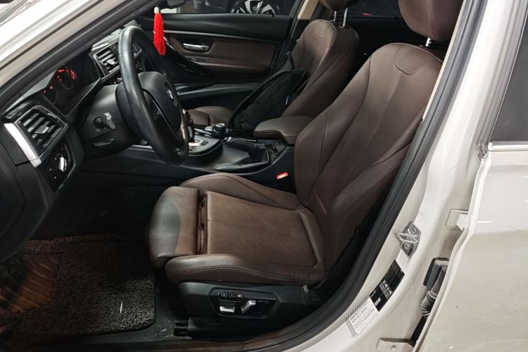 BMW 3 Series 2018 car image #15