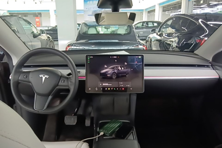 Tesla Model Y 2023 car image #10