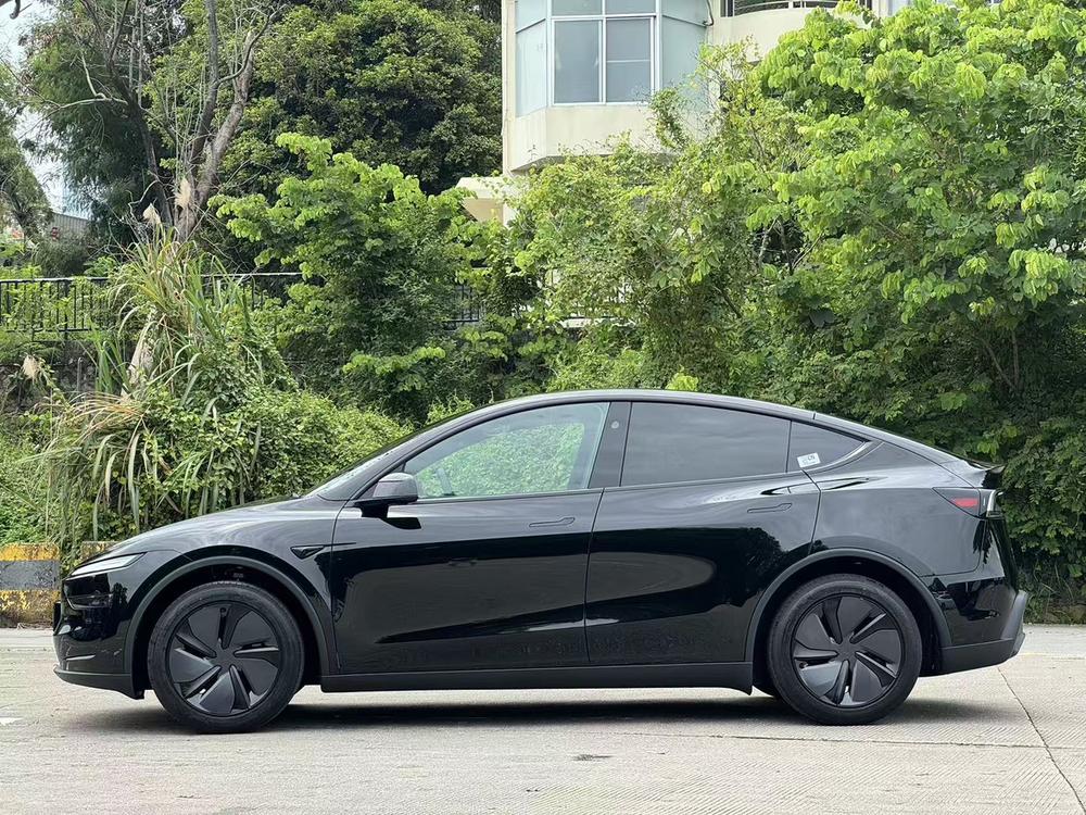 Tesla Model Y 2026 #4 Tesla Model Y 2026 car image #4