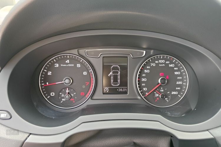 Audi Q3 2018 immagine di auto #13
