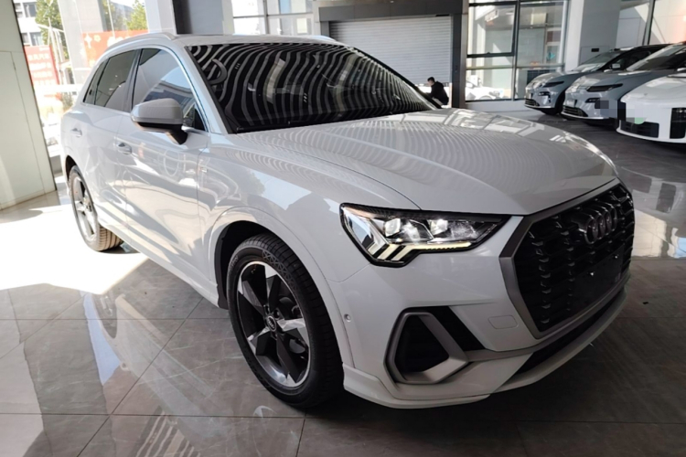 Audi Q3 2022 car image #4