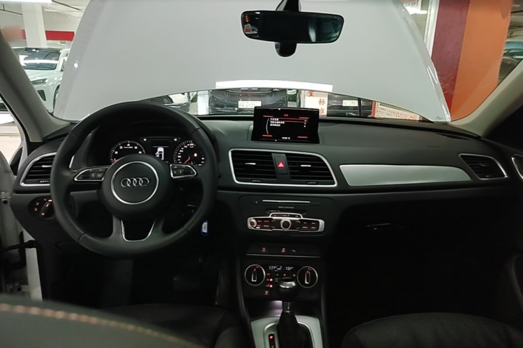Audi Q3 2018 car image #10