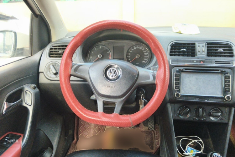 Volkswagen Polo 2015 car image #12