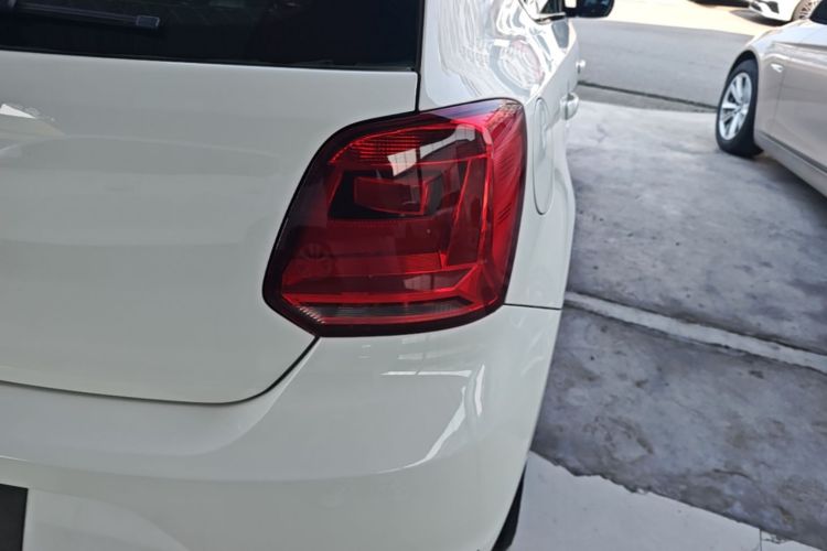 Volkswagen Polo 2015 car image #8