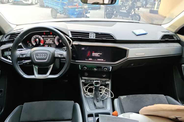 Audi Q3 2022 car image #12