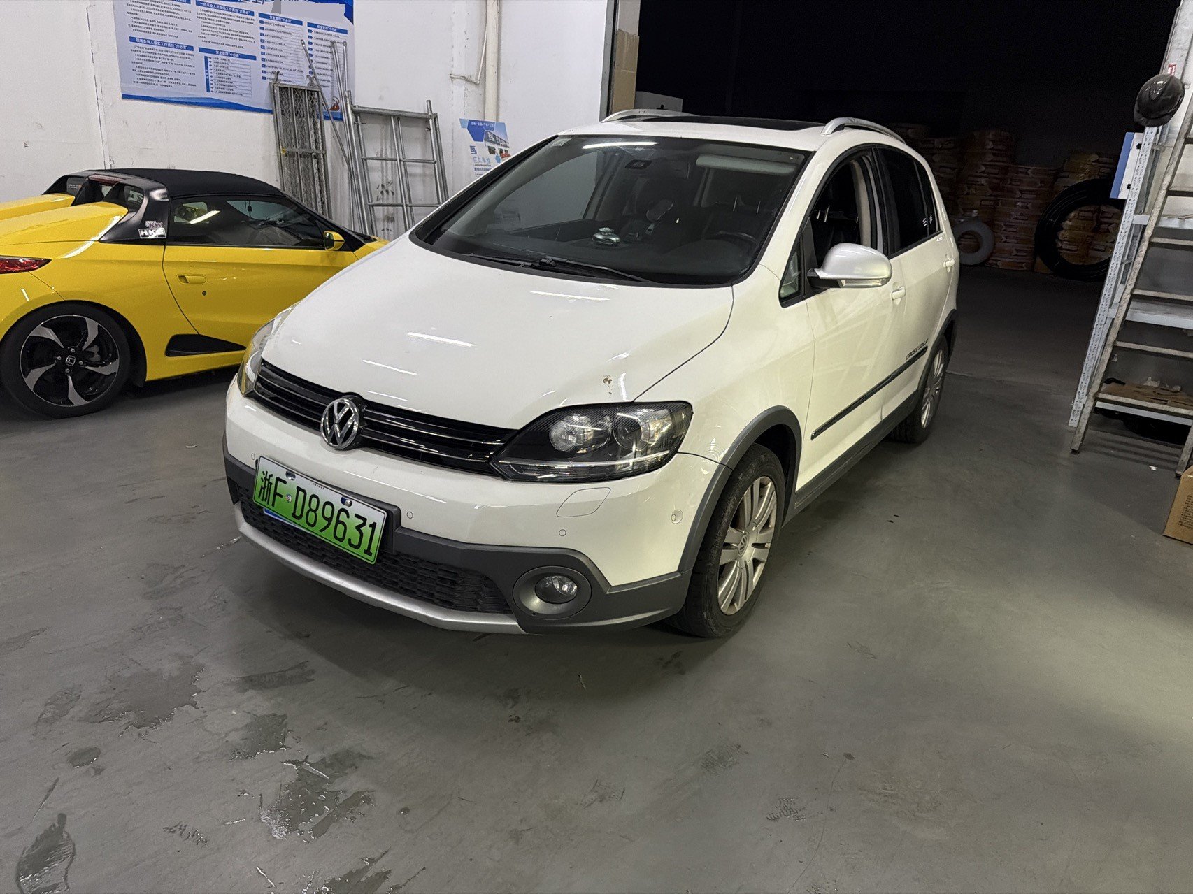 Volkswagen Golf (Imported) 2012 car image 