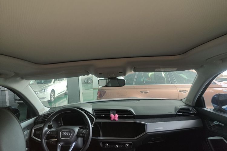 Audi Q3 2020 car image #18