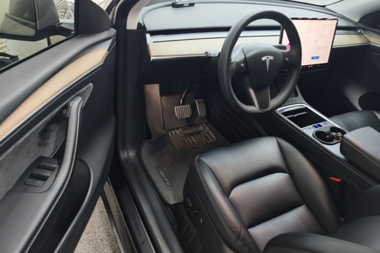 Tesla Model Y 2023 #16 Tesla Model Y 2023 car image #16