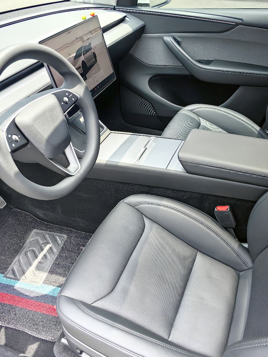 Tesla Model Y 2025 car image #10