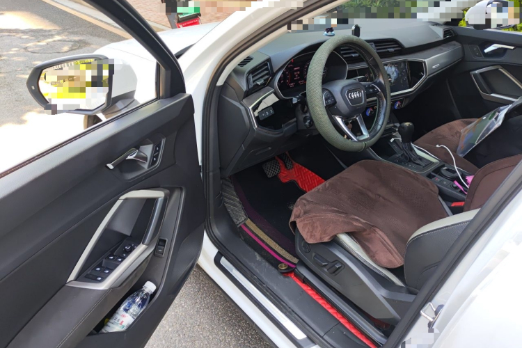 Audi Q3 2019 car image #13
