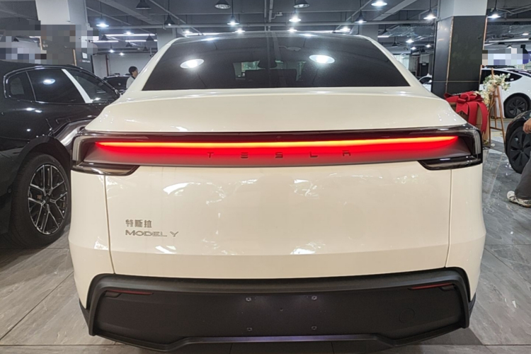 Tesla Model Y 2026 #6 Tesla Model Y 2026 car image #6