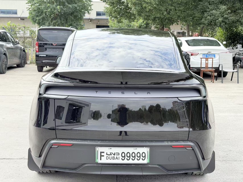 Tesla Model Y 2026 #8 Tesla Model Y 2026 car image #8