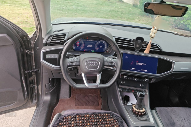 Audi Q3 2023 car image #12