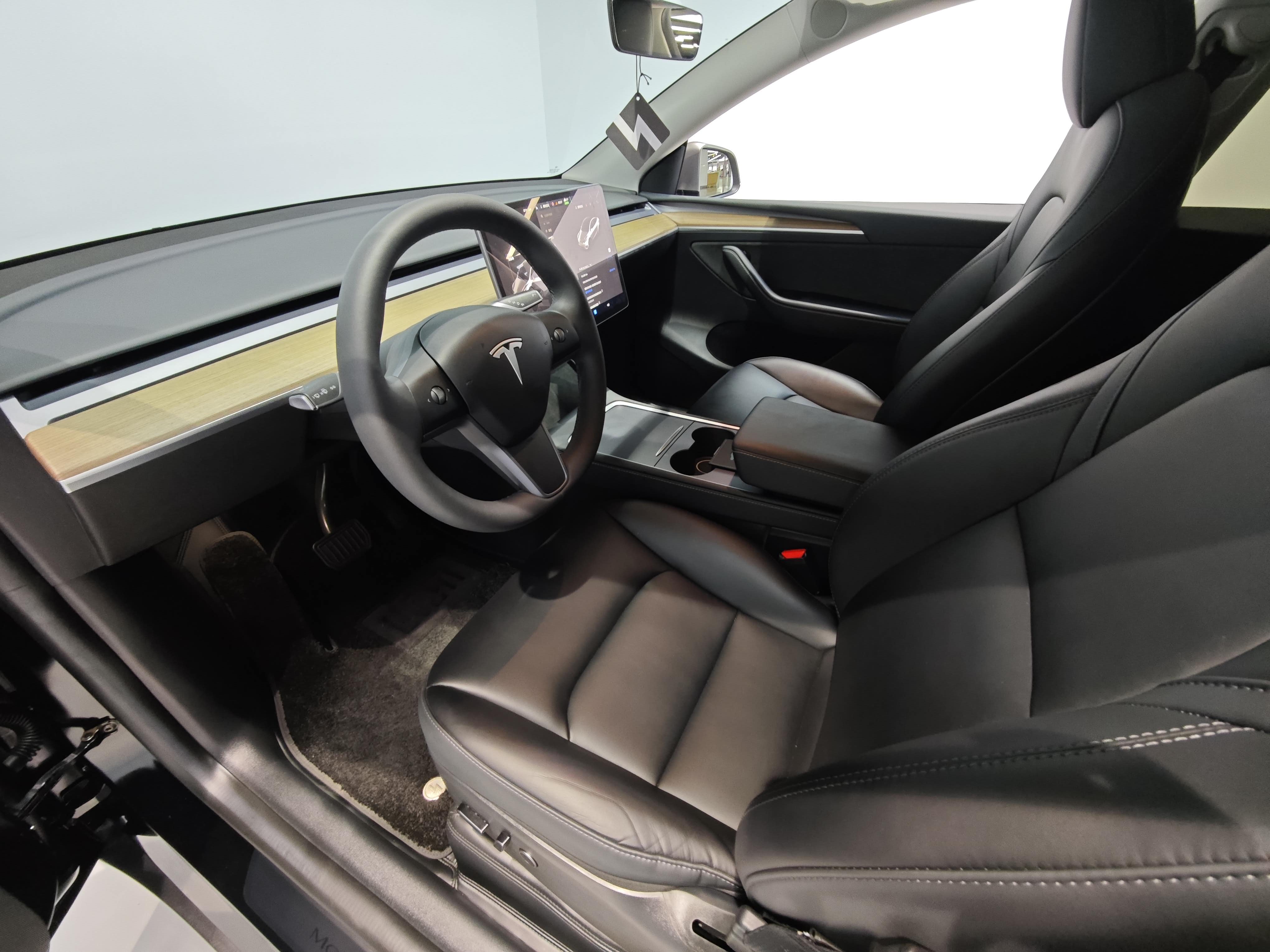 Tesla Model Y 2023 car image #9