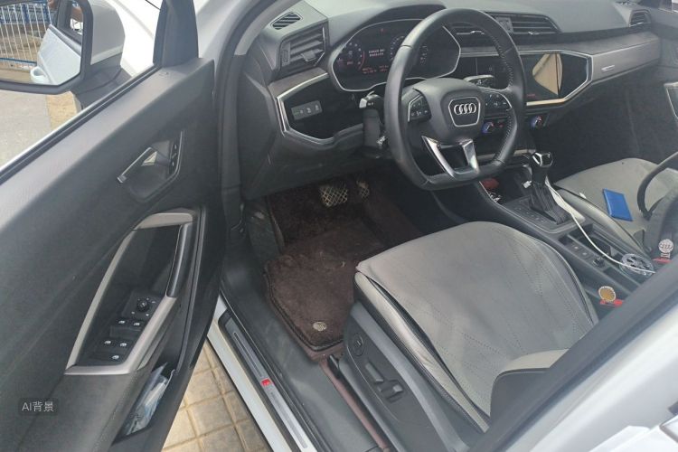 Audi Q3 2019 car image #18