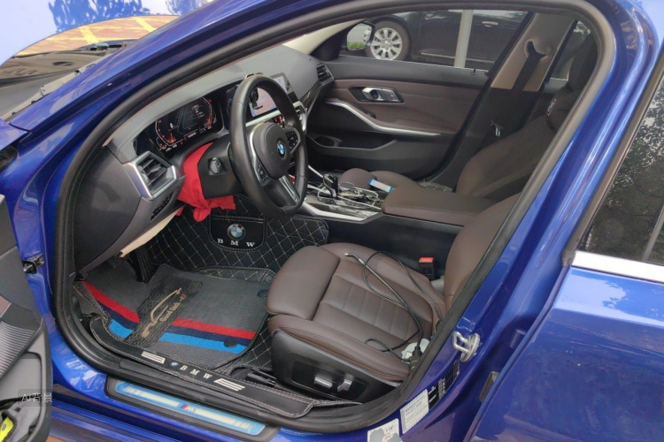 BMW 3 Series 2019 car image #18