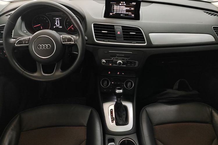 Audi Q3 2019 car image #11