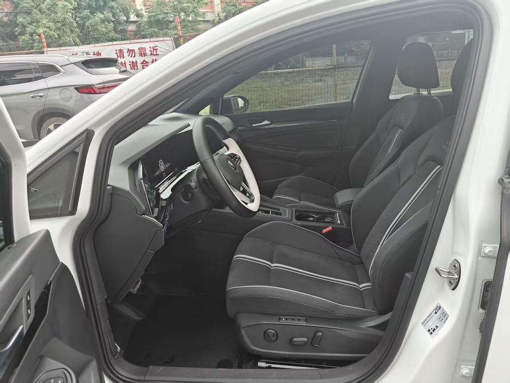 Volkswagen Golf 2024 car image #8