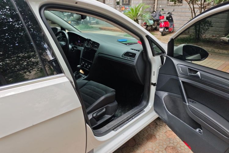 Volkswagen Golf 2020 car image #23