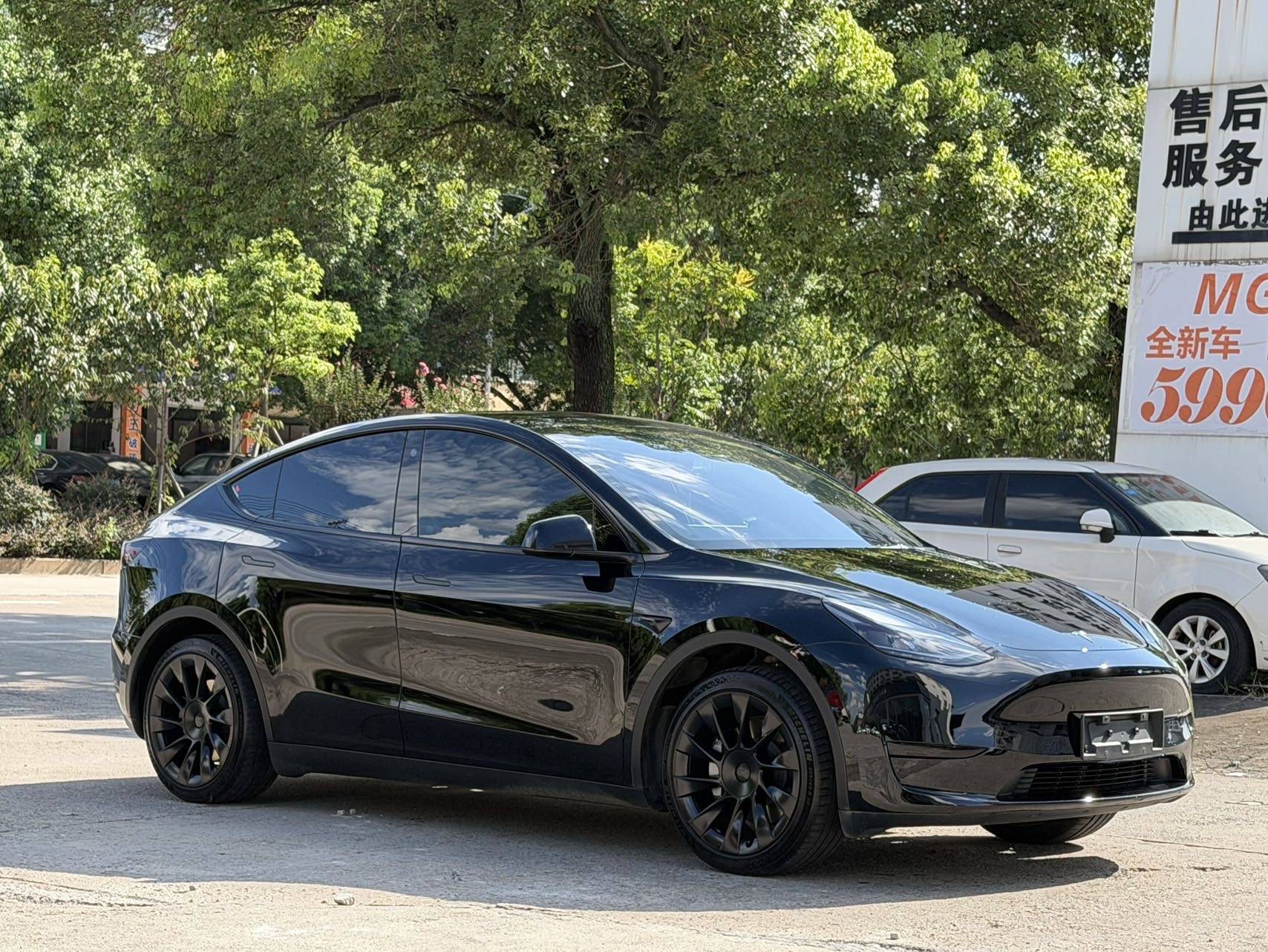 Tesla Model Y 2023 car image #3