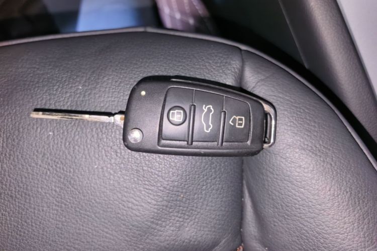 Audi Q3 2019 car image #14