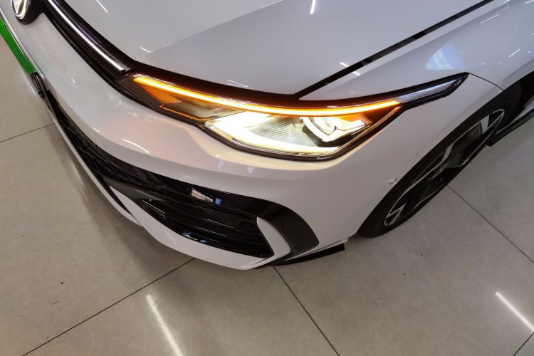 Volkswagen Golf 2025 car image #23