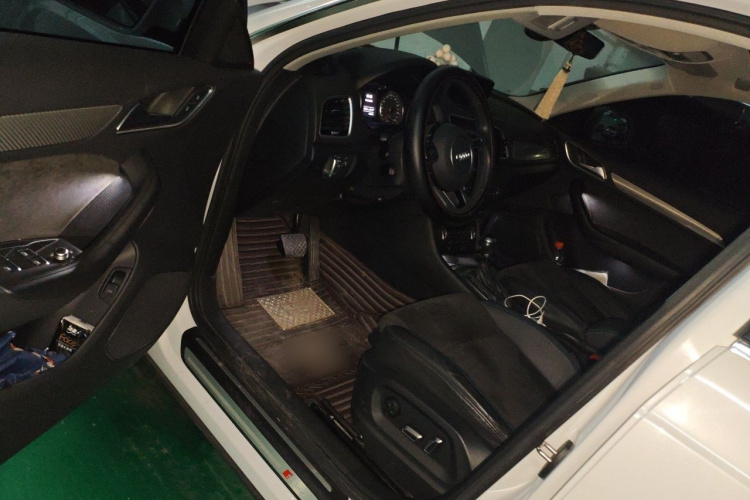 Audi Q3 2018 car image #9
