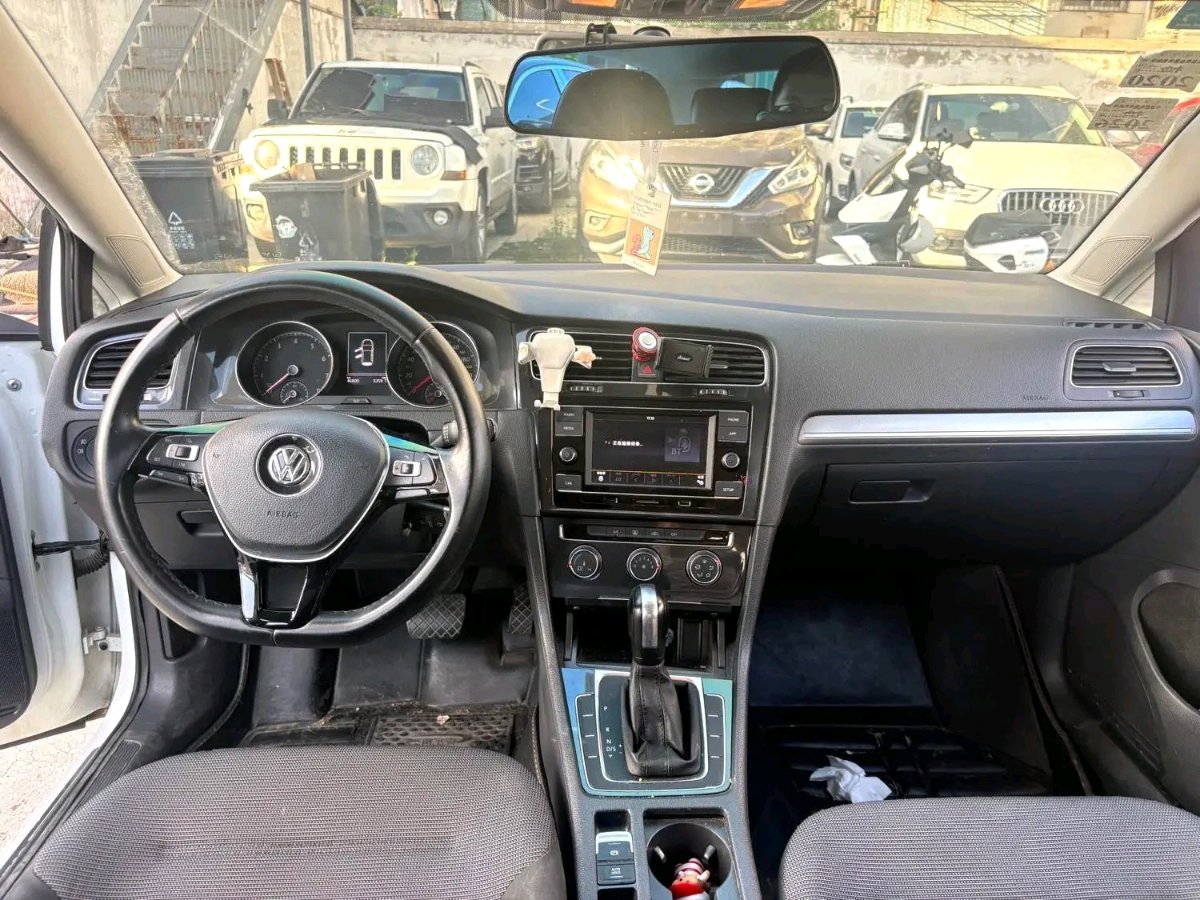 Volkswagen Golf 2018 car image #4