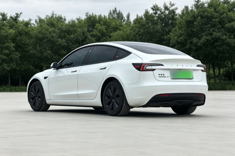 Tesla Model 3 2026 immagine di auto #5