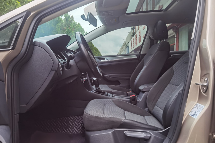 Volkswagen Golf 2018 car image #12