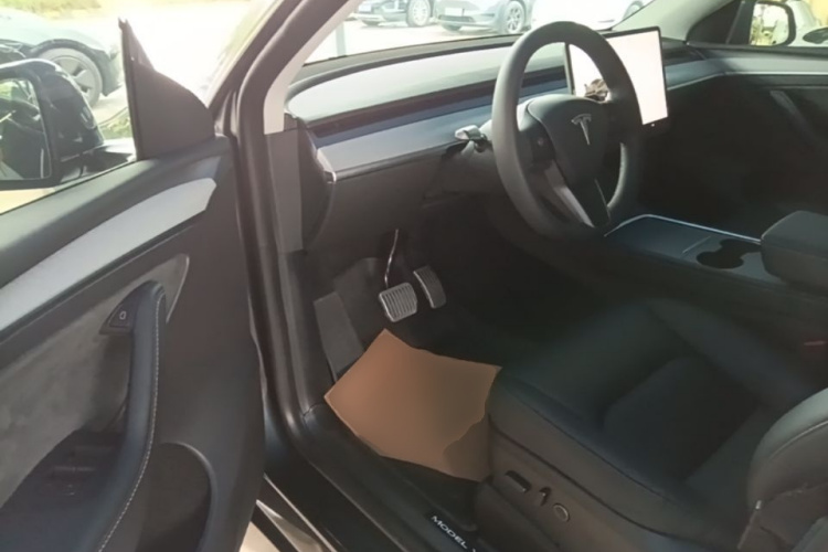 Tesla Model Y 2024 car image #16