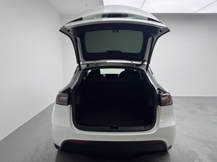 Tesla Model Y 2022 car image #8