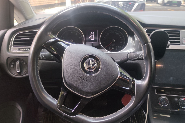 Volkswagen Golf 2017 car image #15