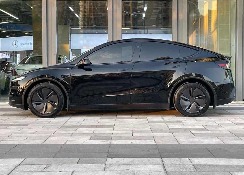 Tesla Model Y 2025 #3 Tesla Model Y 2025 car image #3