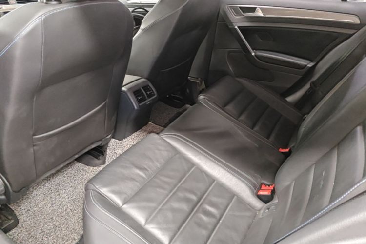 Volkswagen Golf 2017 car image #17