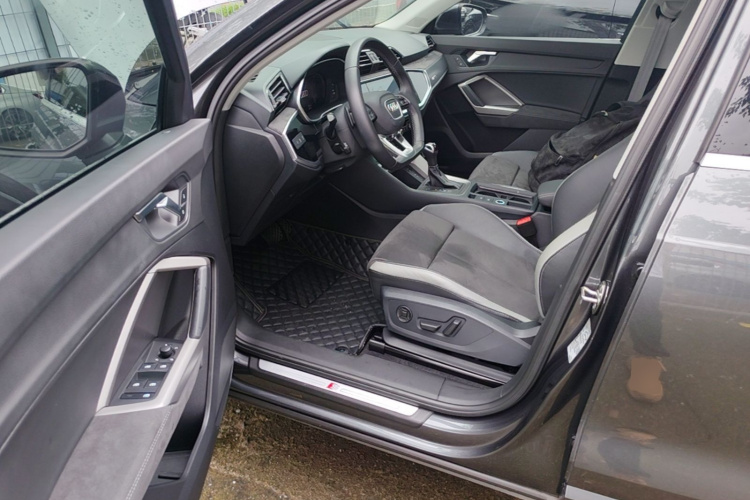 Audi Q3 2023 car image #18