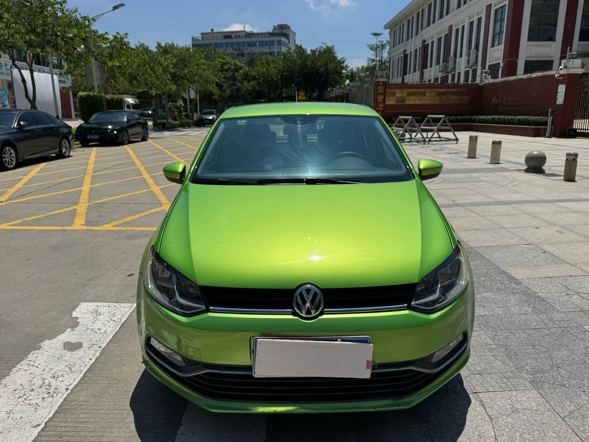 Volkswagen Polo 2015 car image #2