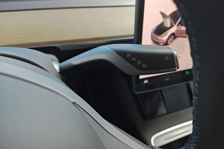 Tesla Model Y 2023 immagine di auto #14