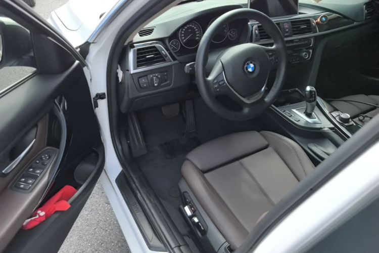 BMW 3 Series 2017 car image #12