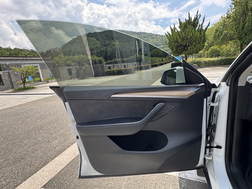 Tesla Model Y 2022 #8 Tesla Model Y 2022 car image #8