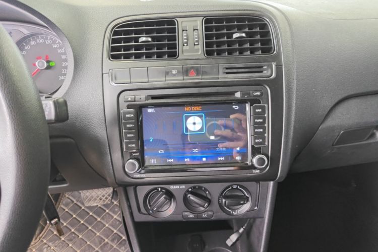Volkswagen Polo 2016 car image #13
