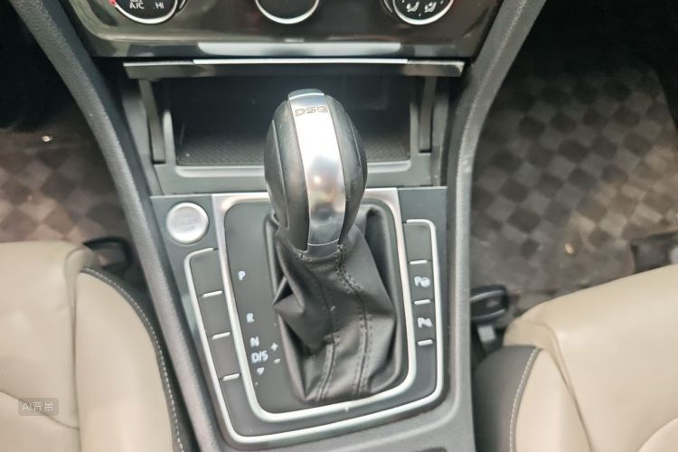 Volkswagen Golf 2017 car image #16