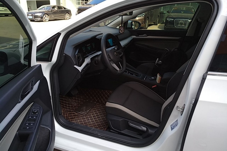 Volkswagen Golf 2022 car image #15
