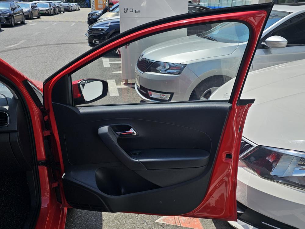 Volkswagen Polo 2016 car image #17