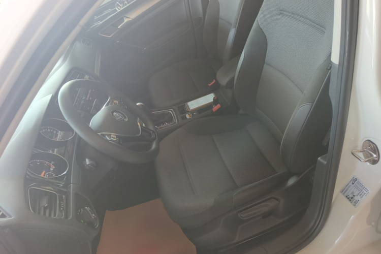 Volkswagen Golf 2019 car image #15