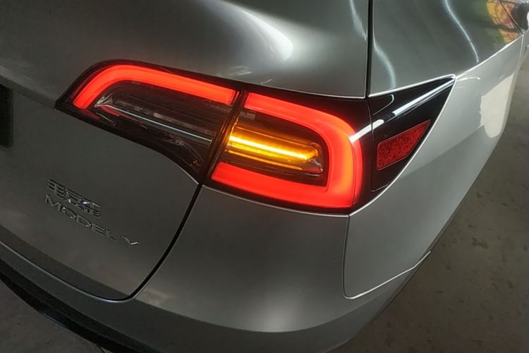 Tesla Model Y 2023 car image #8
